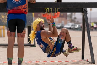 Participante superando un obstáculo suspendido en Danger Extreme 2026